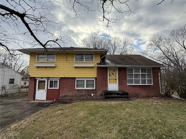 split level home featuring a front yard