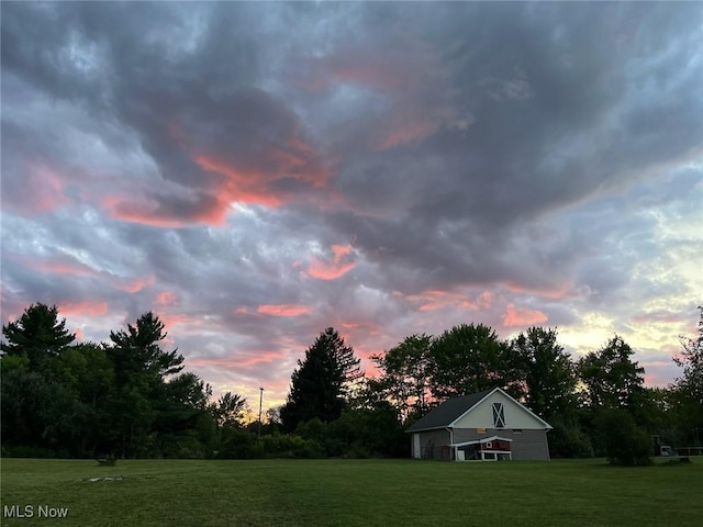 view of yard at dusk