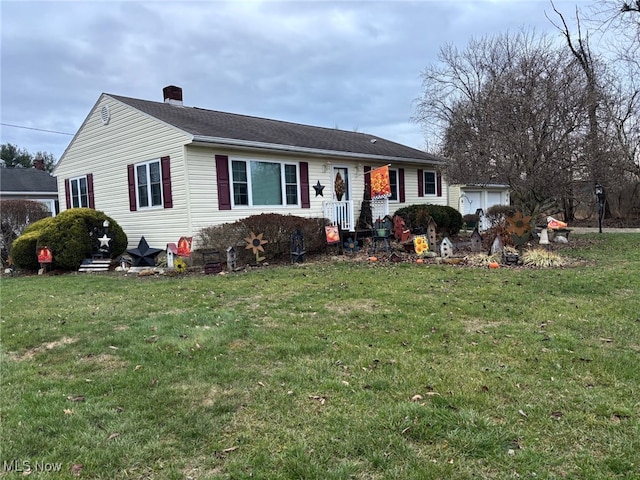 ranch-style home featuring a front lawn