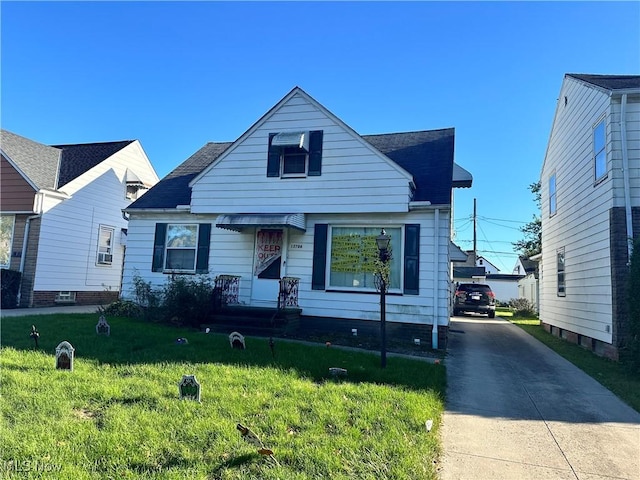 view of front of home featuring a front lawn