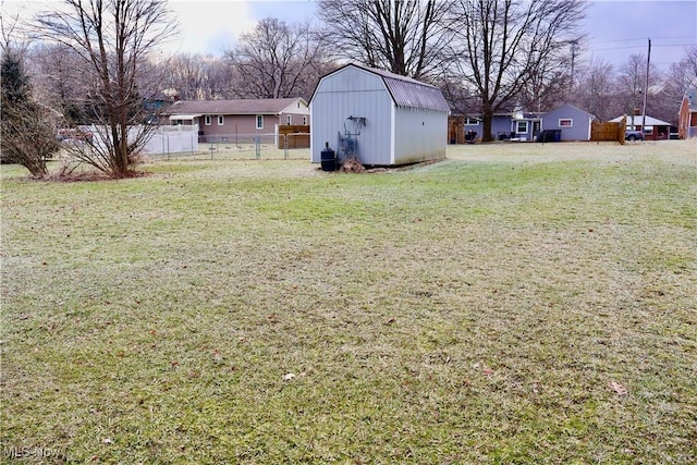 view of yard featuring a shed