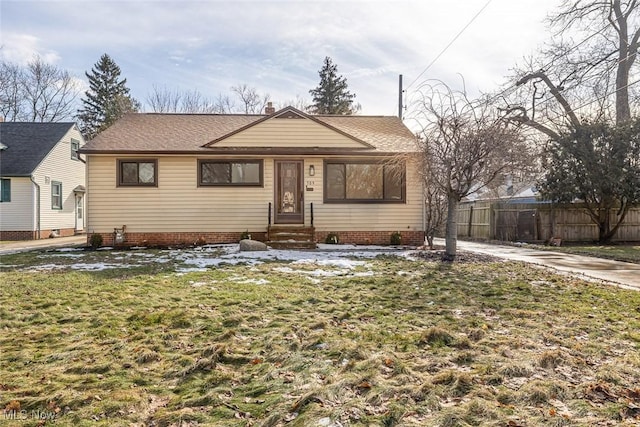 view of front of house featuring a front lawn