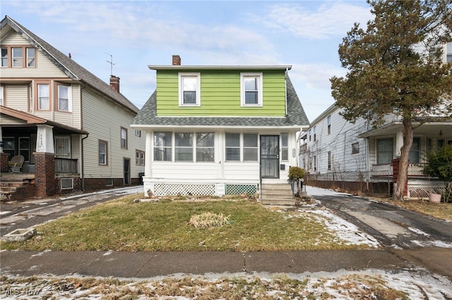 view of front of home featuring a front yard