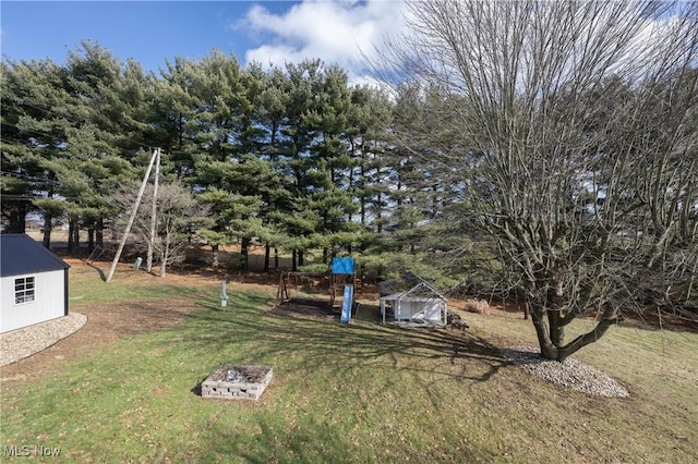 view of yard featuring a shed