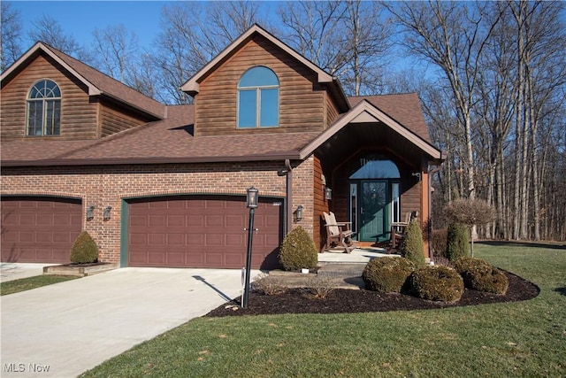 view of front property featuring a front yard