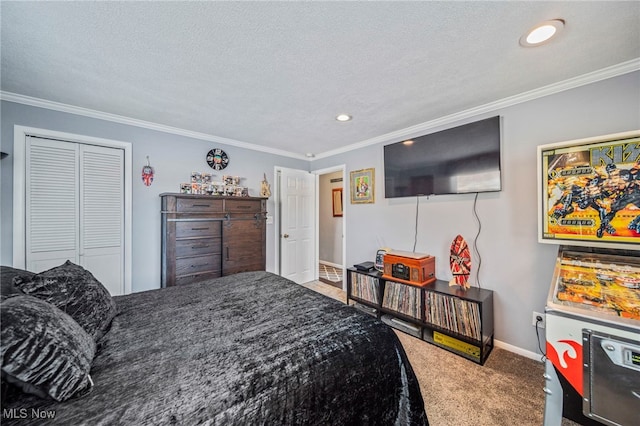 bedroom featuring crown molding, carpet floors, a closet, and a textured ceiling