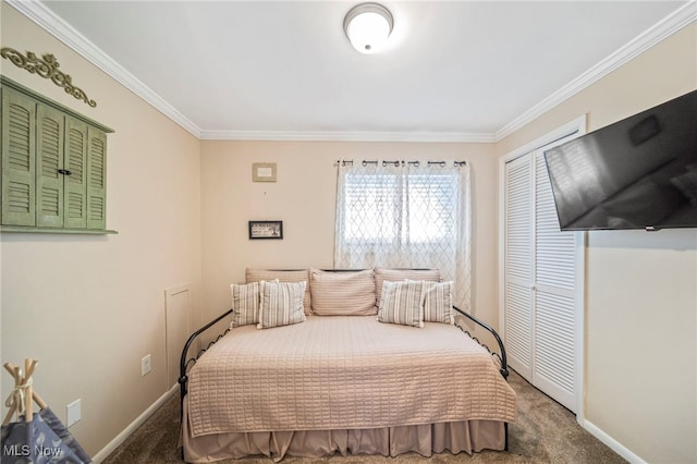 carpeted bedroom featuring crown molding and a closet