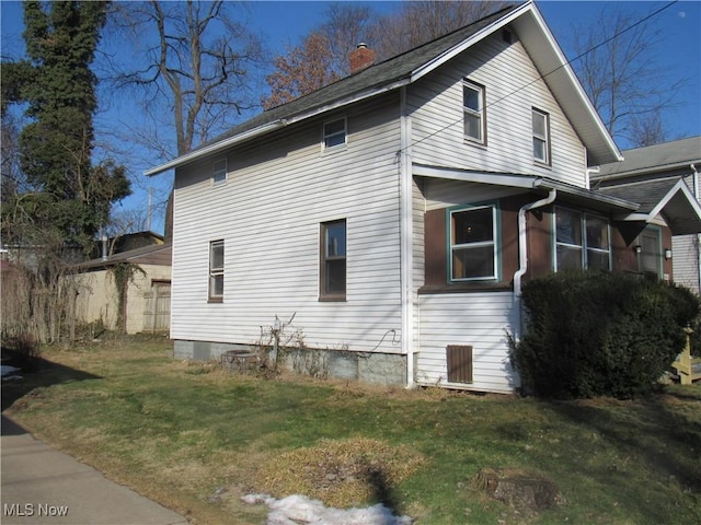 view of side of property featuring a yard