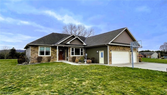 craftsman inspired home featuring a front lawn