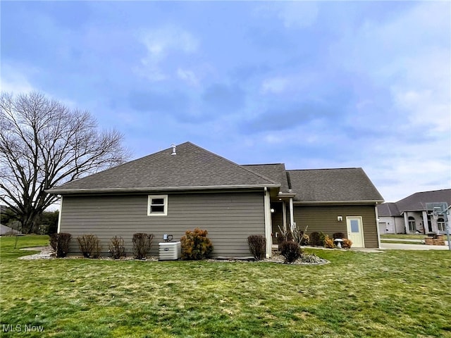 rear view of house featuring a lawn