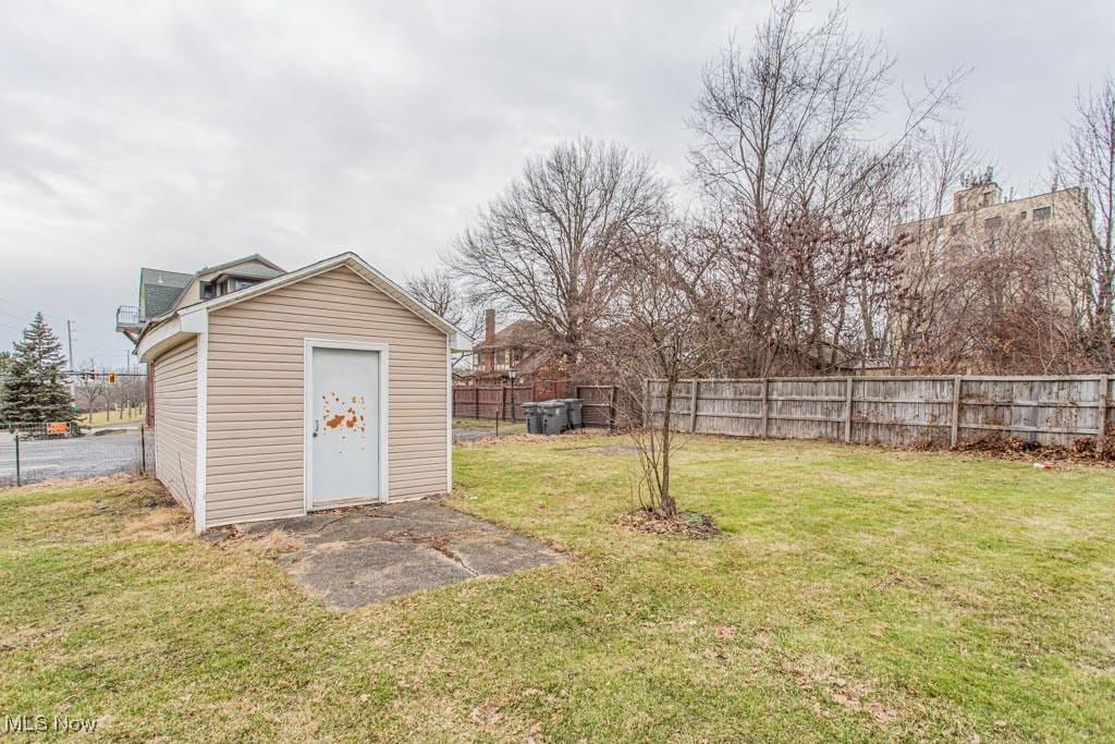 view of yard with a storage shed