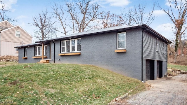 view of front facade featuring a garage and a front lawn