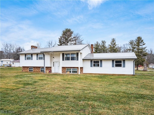 bi-level home featuring a front yard