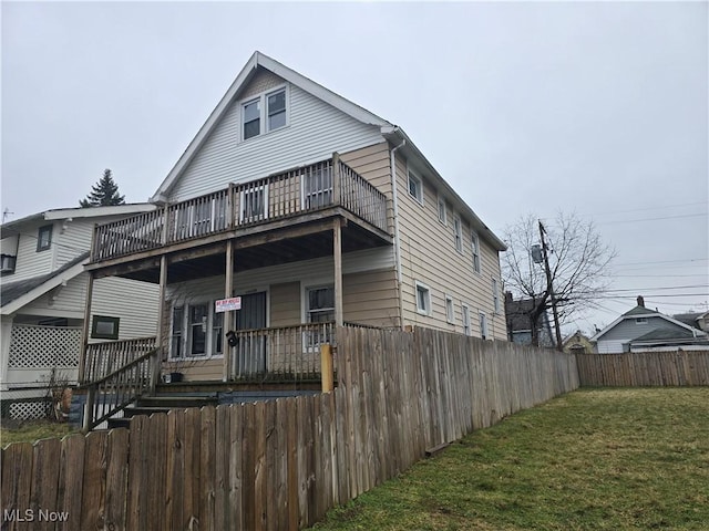 view of front of home with a front lawn