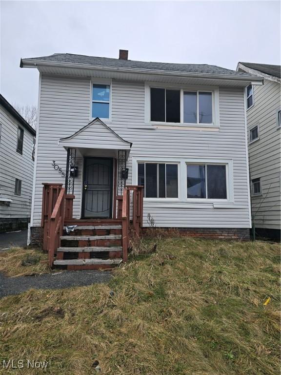 front facade featuring a front yard