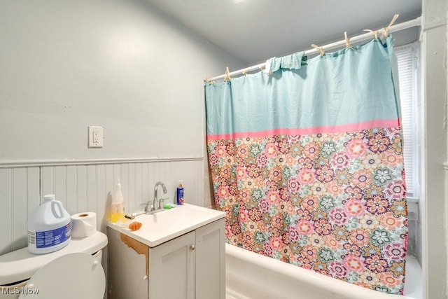 full bathroom with shower / tub combo with curtain, vanity, and toilet