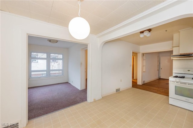 kitchen with white stove, light carpet, hanging light fixtures, ornamental molding, and range hood