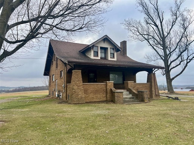 view of front of property with a front yard