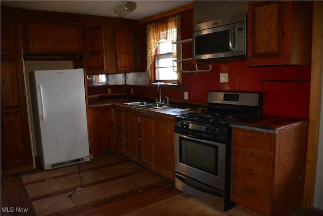 kitchen featuring sink, stainless steel appliances, and hardwood / wood-style floors