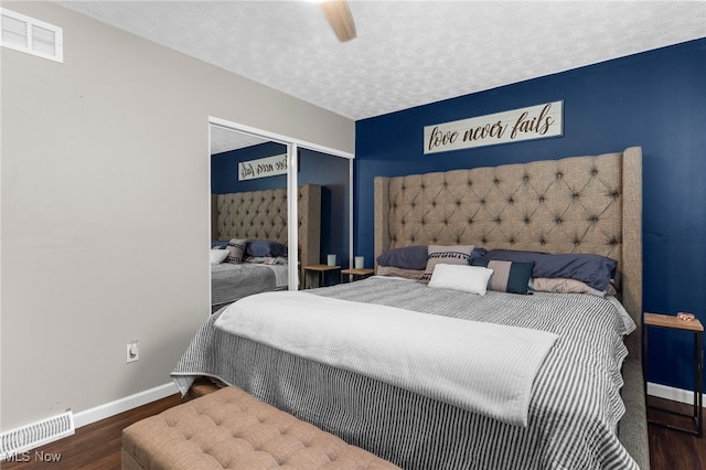 bedroom featuring ceiling fan, dark hardwood / wood-style floors, and a textured ceiling