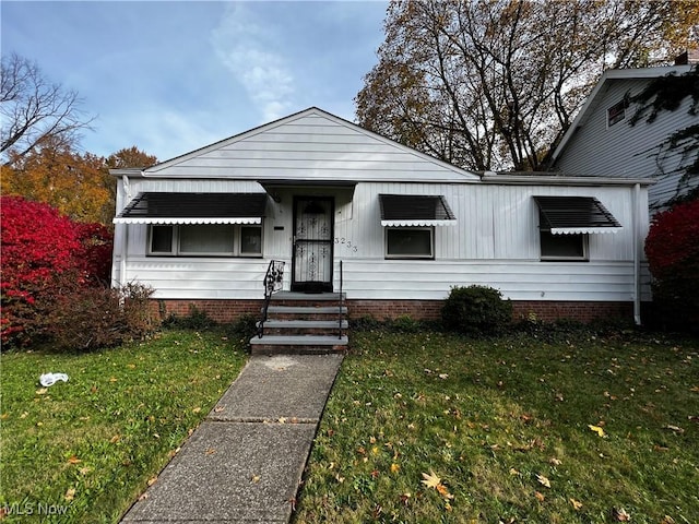 bungalow-style house featuring a front lawn