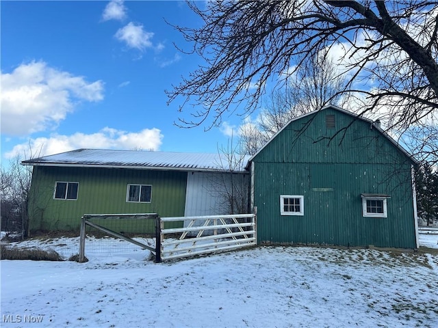 exterior space featuring an outbuilding