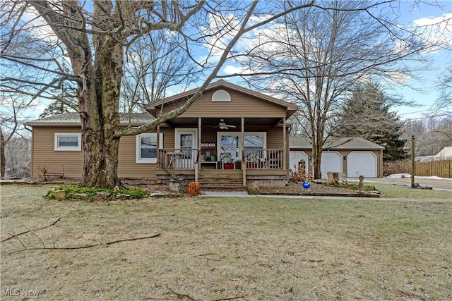 view of front of property featuring a front lawn, ceiling fan, and a porch