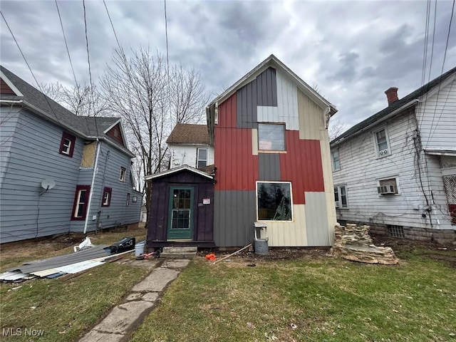 view of front of property featuring a front lawn