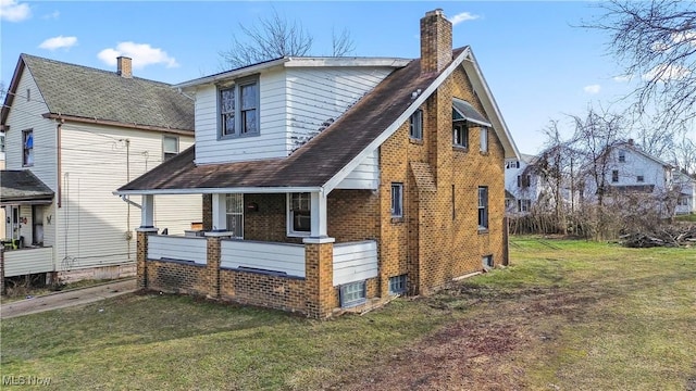 view of front of house with covered porch and a front lawn