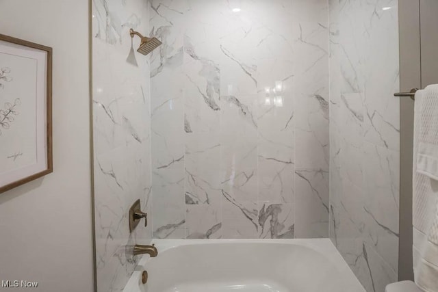 bathroom with tiled shower / bath