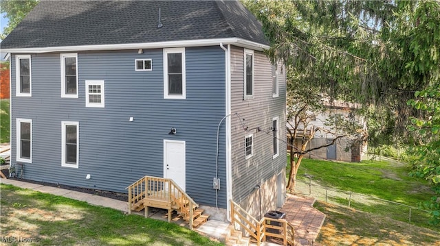 back of house featuring a yard