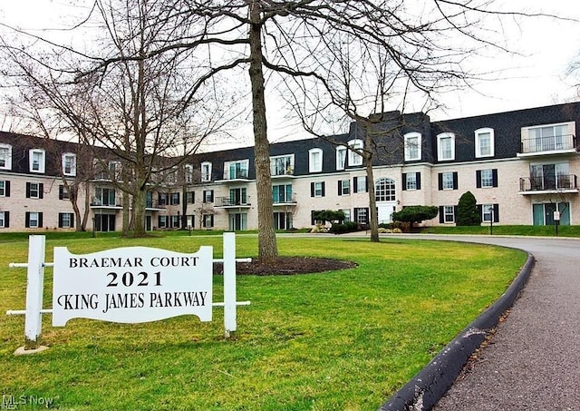 view of property's community featuring a lawn