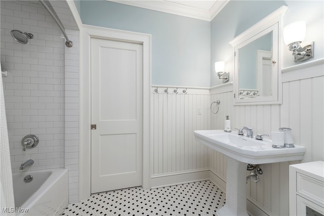 bathroom with tiled shower / bath and crown molding