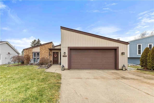 view of front of home featuring a garage and a front yard