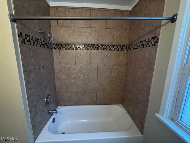 bathroom featuring tiled shower / bath combo