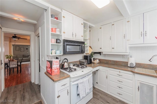 kitchen with white gas range, sink, white cabinets, hardwood / wood-style flooring, and ceiling fan