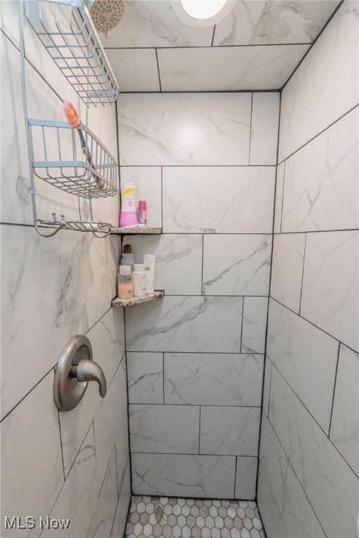 bathroom featuring a tile shower