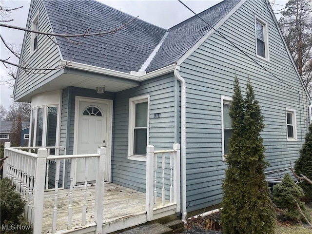 property entrance featuring a deck