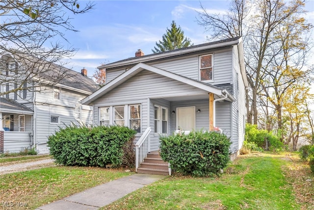 view of front of property featuring a front yard