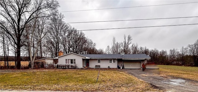 view of front facade featuring a front lawn and a garage