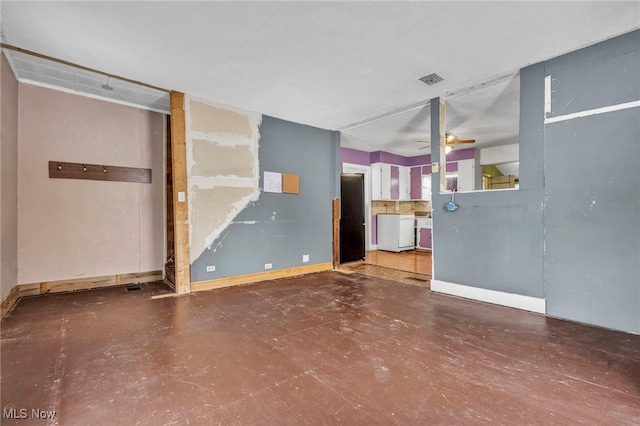 empty room featuring ceiling fan