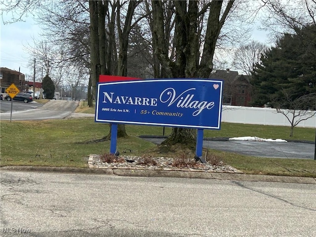 community sign with a yard