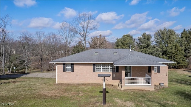 view of front facade with a front lawn and covered porch