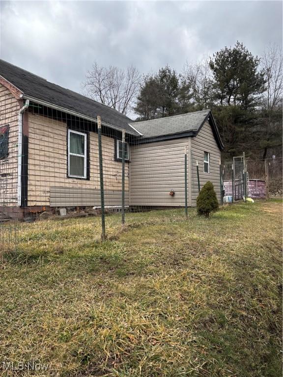 view of side of property featuring a lawn