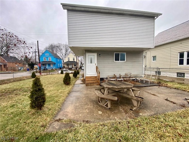 view of front facade with a patio area and a front yard