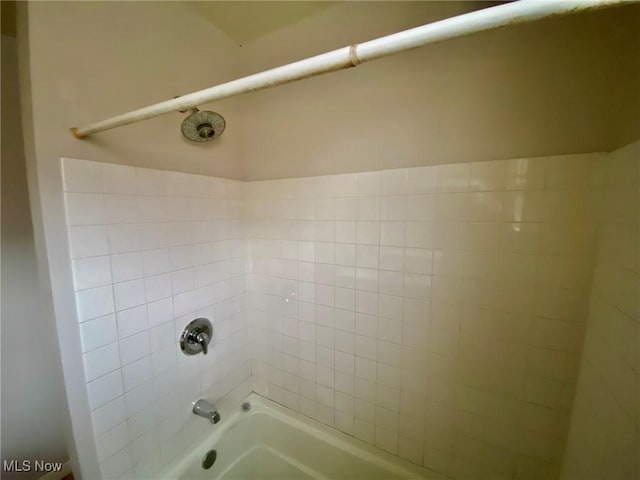 bathroom featuring tiled shower / bath combo