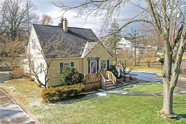 view of front facade featuring a front yard