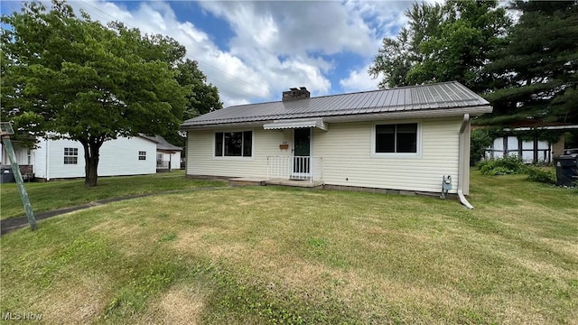 view of front of house featuring a front lawn