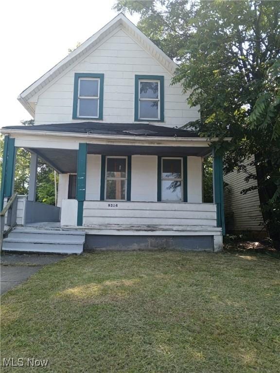 view of front facade featuring covered porch and a front lawn