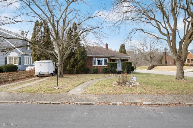 view of front of house featuring a front lawn